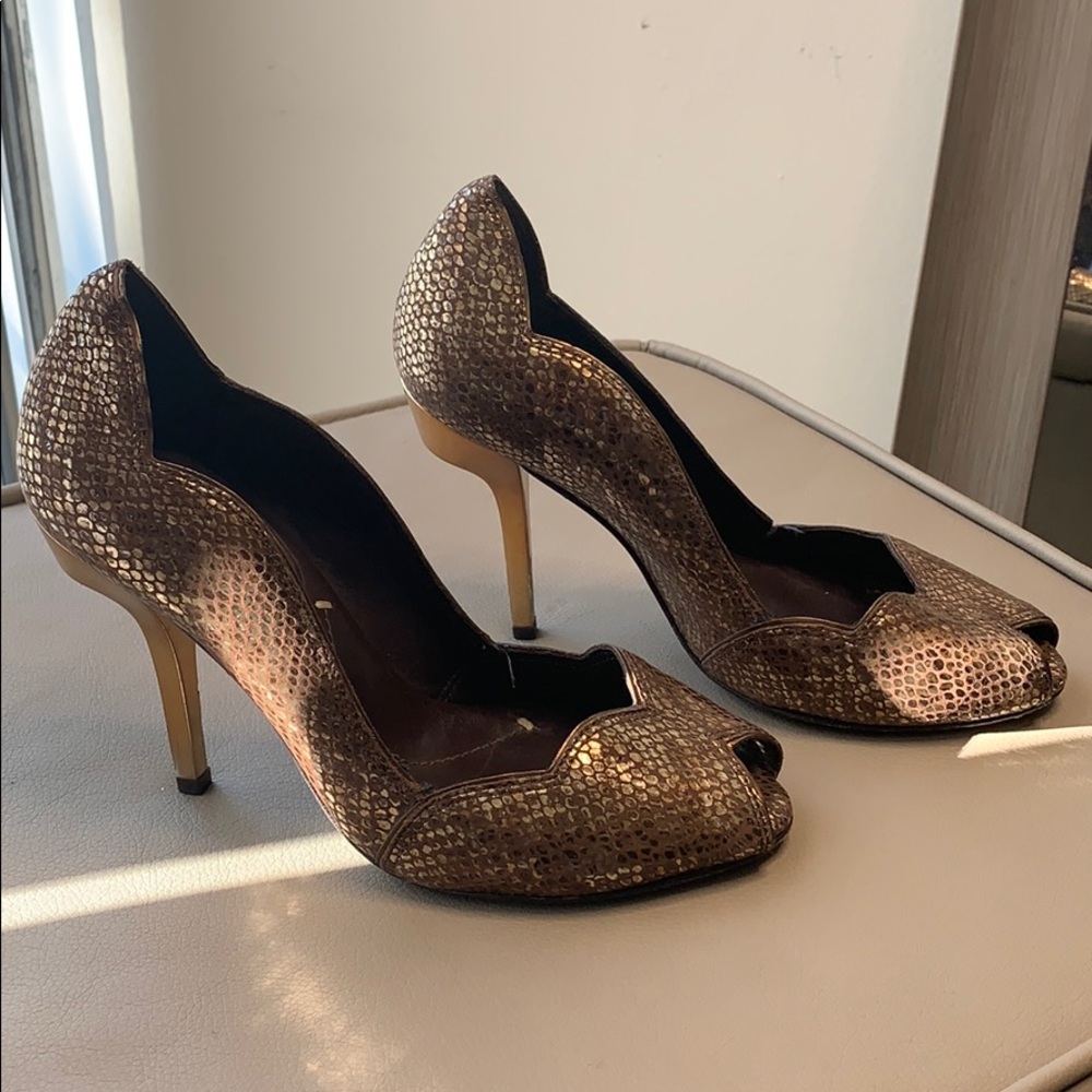 BCBG snakeskin print gold and brown heels 4”